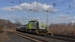 Die Captrain 401 (275 902-1) dieselt mit schwarzer Abgaswolke und einem Coilzug am Haken durch Bochum-Riemke. (26.02.2022)