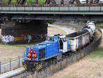 Die Railflex-Diesellokomotive 1502 bewegt ein paar Güterwagen durch den Rheinpark. (Duisburg, August 2022)