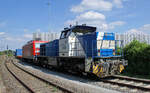 Lokomotive 275 631-0 schiebt den Containerzug am 19.08.2022 mit 143 012 auf das Geläne von duisport in Rheinhausen.