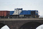 Auf der Hochfelder Eisenbahnbrücke zog die Lokomotive 1275 635-1 einen Güterzug Richtung Ruhrgebiet. (Duisburg, August 2022)