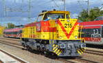 MEG - Mitteldeutsche Eisenbahn GmbH, Schkopau [D] mit ihrer MaK G 1206 Lok  215  [NVR-Nummer: 92 80 1275 215-2 D-MEG] am 11.10.22 Durchfahrt Bahnhof Golm.