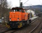 VOSSLOH MAK G 1700 AUF SOLOFAHRT IM BAHNHOF KIRCHEN/SIEG  Am 28.3.2019 durchfährt die MAK G 1700 aus SIEGEN kommend den Bahnhof KIRCHEN/SIEG  mit seinem historischen Empfangsgebäude in