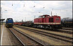 W�hrend links SLNL 277402-4 am 22.6.2026 um 13.28 Uhr am Bahnsteig im Bahnhof Gro�korbetha geparkt war, dieselte zwei Gleise weiter die 110722-6 der Press vor einem G�terzug auf die Weiterfahrt wartend. Die 110722-6 trug am Rahmen die Bezeichnung 202708-4.