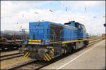 Mit abgestelltem Motor stand am 22.6.2026 um 13.28 Uhr die LLNL 277402-4 am Bahnsteig im Bahnhof Gro�korbetha.