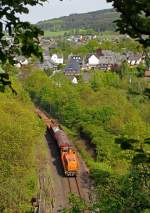 Fr H.P., heute ohne Ast in der Lok, jedoch die Lok 46 (Vossloh G 1700-2 BB) der Kreisbahn Siegen-Wittgenstein (KSW) mit Gterzug am 14.05.2012 auf bergabefahrt nach Betzdorf/Sieg, hier kurz vor dem
