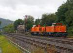 Bei Regen - Ein Lokzug der KSW (Kreisbahn Siegen-Wittgenstein), bestehend aus Lok 41 (MaK DE 1002) und Lok 44 (Mak G 1700 BB), kommt am 26.09.2012 aus Richtung Burbach und hat gerade das Stellwerk