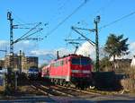 Totgesagte leben länger. Obwohl im letzten Fahrplanwechsel di n-Wagen aus dem regulären Umlauf ausgeschieden sind fahren sie hin und wieder immer noch auf einigen Linien. Hier schiebt 111 118-6 den n-Wagen Park als RE8 Verstärker während 277 803-3 alias NIAG2 mit Braunkohlestaubwagen Richtung Rommerskirchen fährt.

Grevenbroich 09.03.2017