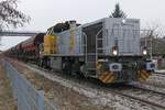 Am 03.03.2018 steht im Bahnhof von Langenargen 277 031-1 der Schweerbau GmbH bereit, um mit den Wagen die nächste Lage Schotter aufzubringen.