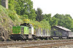 Neben dem sehr regen Personenverkehr um den oberfränkischen Bahnknoten Hof herum, gibt es natürlich auch Güterverkehr. Dieser könnte sich mit dem Ausbau des KV Terminals in Hof noch verstärken. SETG V1700.03 (277 004) bringt leere Rungenwagen nach Hof, hier beim ehemaligen Rangierbahnhof Oberkotzau. 19.05.2018