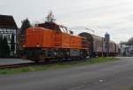 Die Lok 46 der KSW (Kreisbahn Siegen-Wittgenstein), eine Vossloh G 1700 BB, zieht ihren Gterzug in Richtung Neunkirchen-Salchendorf. Hier am 11.04.2012 in Neunkirchen, B Altenseelbacher Strae, die Strecke ist eine KSW eigene Strecke von 12 km Lnge (ehem. Freien Grunder Eisenbahn).