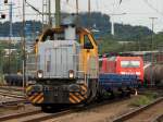 277 031-1 von Schweerbau mit einem blauen Niederbordwagen Bauzug am 08.08.2012 in Aachen West.