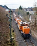   Die Lok 41 (98 80 0272 008-0 D-KSW), eine MaK DE 1002, und die Lok 42 (92 80 1277 902-3 D-KSW), eine Vossloh MaK G 1700 BB, beide der KSW (Kreisbahn Siegen-Wittgenstein) erreichen am 04.04.2016, mit