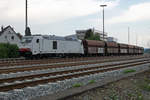 DB: Güterzug mit 285 106-1 im Güterbahnhof Friedrichshafen Stadt am 21.