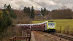 285 118-7 befuhr am 19.11.2017 die Syrabrücke bei Plauen mit einem Autozug.  