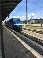 BR 285 101-5 schleppt eine defekte BR 120 samt Intercity durch den Bamberger Bahnhof