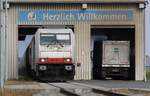 HVLE 285 105-3 mit Getreidezug zur Entladung im Hafen Vierow - 20.08.2020 - vom Straßenrand der Hafenstrasse aus aufgenommen.