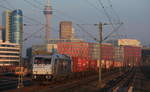 Am 09.12.2020 zog RheinCargo 285 116/DE805 einen Containerzug richtung Neuss Gbf/Niederlande durch Düsseldorf Hamm. 