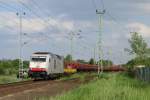 285 106-1 der ITL kommt hier mit einem Schotterzug durch Lbbenau rangiert. Er fhrt zur Baustelle auf der momentan gesperrten Strecke Lbbenau(Spreewald) - Knigs Wusterhausen. 25.05.2010