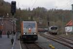 285 001 der Havellndischen Eisenbahn am 07.04.2012 im Bahnhof Rbeland/Harz vor einem Zug der  Sonderzugveranstaltungen Chemnitz . Sie hat auf der Bergstrecke Dampflok 95 027 (am anderen Ende des Zuges) bis hierher Schubuntersttzung geleistet und wird auf der Rckfahrt nach Blankenburg den Zug fhren.