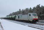 Die 285 109-5 der ITL bringt am 08.02.2013 neuen Schotter zur Baustelle in Nassenheide.