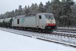 Grau-grn-wei, der Neuschnee macht es mglich, 285 109-5 hat am 08.02.2013 neuen Schotter zur Baustelle nach Nassenheide gebtracht.