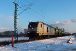 Von der letzten Abendsonne angestrahlt, die 285 109-5 der ITL mit einem Schotterzug in Nassenheide am 15.03.2013.