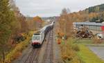 Da vom 06.-13.11.16 im Elbtal die Strecke gesperrt war. Fuhren auch einige Züge durch das Vogtland. Hier 285 105-3 mit DGS 49386 am 08.11.16 in Oelsnitz/V.