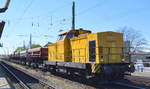 DB Bahnbau Gruppe mit  293 007-1  Lok 1 (NVR:  92 80 1293 007-1 D-DB) und einigen firmeneigenen Schüttgutkippwagen und Drehgestell-Flachwagen am 22.04.20 Magdeburg Neustadt.