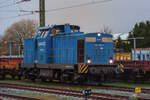 LEAG Lok 293 505 eingesetzt bei Gleisbauarbeiten in Bergen auf Rügen wird gerade abgerüstet. - 17.11.2021