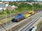 Eisenbahn Service L�bbenau GmbH, V 100, 9280 1293 881-9 D-ESLNL mit einem Gottwald Kran am Haken auf dem Weg durch Gera am 18.6.2026