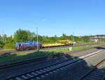 Eisenbahn Service L�bbenau GmbH, V 100, 9280 1293 881-9 D-ESLNL mit einem Gottwald Kran am Haken auf dem Weg durch Gera am 18.6.2026