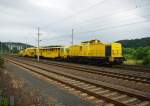 Ein gelber Farbklecks vor grauer Tristesse: V150.04 mit Bauzug zwischen Eisenach und Herleshausen. 24.07.2009.
