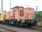 293 022-0 der MTEG vor einer Gleisstopfmaschiene abgestellt am 17.06.05