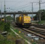 Eine V130 der EBW Cargo rangierte am 4.8.10 im Gterbahnhof Wrzburg-Zell herum. Aufgenommen aus der fahrenden RB nach Schlchtern.