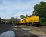 293 008-9 verlsst am 8. Juni 2012 mit zwei Bauwagen den Kronacher Bahnhof in Richtung Lichtenfels. 