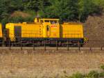 DGT Lok 9 (92 80 1293 011-3 D-DGT) mit einem Bauzug Richtung Wiesbaden, am 07.07.2012 kurz hinter dem Rosteintunnel bei Kaub.