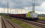 293 901 der RBB rangiert am 17.08.14 einen Hochbordwagenzug im Güterbereich von Bitterfeld.