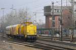 293 010 von Gleis- und Tiefbau fährt am Stellwerk Bnf vorbei in den Braunschweiger Hbf ein (7.3.16).