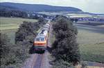 V 30 auf Bergfahrt bei Ransbach auf der Strecke der Hersfelder Kreisbahn zwischen Heimboldshausen und Schenklengsfeld am 14.7.1986.