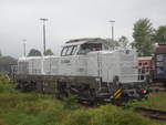 Vossloh DE 12 (92 80 4125 008-7 D-VL) wartet in Niebüll auf die nächste Fahrt nach Sylt. (27.9.20).