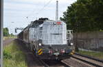 DB Cargo AG (D) mit einer von northrail angemieteten vossloh DE 12 und einem Ganzzug Schiebewandwagen  am 18.07.22 Durchfahrt Bahnhof Dedensen Gümmer.