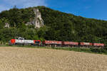 DB Cargo, Vossloh DE 18 131 ( 9280 4185 131-4 D-VL ) mit ein paar Wagen Schotter am 3.7.26 bei Breitenfurt.