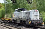 DB Cargo AG [D] mit der angemieteten northrail vossloh DE 18 Lok [NVR-Nummer: 92 80 4185 042-3 D-NRAIL] und einem Oberbaustoffwagen am 09.05.23 Vorbeifahrt Bahnhof Dedensen-Gümmer.