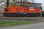 Für Überraschung beim Fotografen sorgte Am 846 633, die am 17.11.2013 in Frauenfeld stand.

Die Geschichte dieser Lok, die bei Krupp-AEG als ME 1500 gebaut wurde.
1962 wurde bei Krupp und AEG der Entschluss gefasst, eine dieselelektrische Lokomotive für den Export zu entwickeln. Diese Lok sollte universell für Reise- und Güterzüge geeignet sein, einen asymmetrischen Mittelführerstand haben und mit 1.500 PS in der mittleren Leistungsklasse angesiedelt sein. Die Höchstgeschwindigkeit sollte 100 km/h betragen.

Mit diesen Anforderungen wurde 1964 die ME 1500 von Krupp in Essen gebaut. AEG in Berlin lieferte die elektrische Ausrüstung zu. Es kamen Gleichstrommotoren zum Einsatz, die von einem Drehstromgenerator über einen Gleichrichter mit Fahrstrom gespeist wurden. Denn mit einem damals üblichen Gleichstrom-Generator wäre die geforderte Achslast nicht zu erreichen gewesen. So wurde die ME 1500 leichter als die V 100 und verfügte über 10 % mehr Leistung.
Zur Jahreswende 1965/66 wurde die ME 1500 erprobt. Ab März 1966 war die ME 1500 leihweise bei zwei Bahnbetriebswerken vor leichten Eil-, Personen- und Güterzüge im Einsatz. Es traten allerdings Probleme mit der zuerst vorhandenen Kombination von Generator und Getriebe auf, die sich als nicht standfest erwies. Ersetzt wurde diese 1967 durch einen moderneren Drehstromgenerator. Das Getriebe zwischen Motor und Generator entfiel. Nach diesem Umbau wurde die Lokomotive als DE 1500 bezeichnet.
Ab Januar 1968 kam die Maschine mit der computergerechten DB-Nummer 201 001-5 zum Bw Hamm. Eingesetzt wurde sie vor Personen- und Güterzügen, wo sie sich bewährte. Dort blieb sie bis Ende Mai 1969. Darauf wurde sie nochmals kurz im Bw Hagen-Eckesey stationiert, bis sie im September 1969 zur Westfälischen Landeseisenbahn überging.

Die Westfälische Landeseisenbahn (WLE) mietete die Lok zunächst an und bezeichnete sie als DE 0901. Eingesetzt wurde sie im Güterzugdienst auf der Strecke Warstein - Lippstadt - Beckum, die Steigungen mit 25 ‰ aufwies. Die Maschine bewährte sich wiederum. Sie konnte im gleichen Plan wie die vorhandenen dieselhydraulischen Loks mit 2 × 800 PS mitlaufen und sie besaß einen guten Schleuderschutz. Im November 1971 kaufte die WLE die Lok. Zwischen Januar und August 1974 wurde in Hattingen eine Hauptuntersuchung mit Reparaturen durchgeführt. Dabei erhielt sie auch ein erhöhtes Führerhaus für eine bessere Rundumsicht. Der Betrieb war allerdings von ein paar Unfällen überschattet, bei denen die Lok beschädigt wurde. Immerhin erbrachte sie bei der WLE eine Laufleistung von 357.577 km. Die Lok wurde bei der WLE manchmal auch vor Personen-Sonderzügen wie zum Beispiel denen der DGEG verwendet.

Im August 1981 kaufte die Deutsche Eisenbahn-Gesellschaft (DEG) die Lok und betrieb sie bei der Teutoburger Wald Eisenabhn (TWE) mit der Bezeichnung VE 151. Dort wurde sie allerdings ein Jahr später durch die VE 152, eine MaK DE 1003 ersetzt. Die VE 151 wurde abgestellt. Die DEG führte im April 1983 die Hauptuntersuchung durch und erhöhte das Dienstgewicht um sieben Tonnen. Im Juni 1983 wurde sie nach Farge überführt und von da an bei der Farge-Vegesacker Eisenbahn verwendet. Im Frühjahr 1990 wurde die Lok wiederum abgestellt und vorübergehend zur TWE überführt. Dort wurde sie über einen Lokhändler an die Schweizer SOB verkauft.

Da bei der SOB umfangreiche Oberbauerneuerungsarbeiten anstanden, suchte sie Ende der 1980er ein geeignetes, nicht vom Fahrdraht abhängiges Triebfahrzeug. Dies musste im Stande sein, einen Bauzug auf den 50 ‰ Steigungen zu befördern. Das zu der Zeit stärkste Fahrzeug dieser Art, der Tm 33 der SOB von 1983, konnte etwas mehr als 100 Tonnen bergwärts befördern. Für die anstehenden Arbeiten war das zu wenig.
Weil schon von Anfang an klar war, dass das Fahrzeug keine größere Laufleistung erbringen wird, war aus wirtschaftlichen Gründen der Erwerb eines Neufahrzeug ausgeschlossen. Deshalb begann man sich nach einem geeigneten Gebrauchtfahrzeug umzusehen. Durch Zufall erfuhr man, dass die bei den Teutoburger Wald-Eisenbahnen abgestellte Diesellokomotive VE 151 zu verkaufen sei. Die SOB-Mitarbeiter untersuchten die Lokomotive vor Ort und stellten fest, dass sie in ihren damals rund 25 Betriebsjahren nur eine halbe Million Kilometer gefahren war. Der Maschine befand sich auch in einem baulich guten Zustand, obwohl sie ziemlich verschmutzt war. Man einigte sich auf eine Vorführfahrt. Dabei brach schon nach drei Kilometern im Zylinder Kühlwasser ein. Der Dieselmotor musste zumindest komplett überholt werden, wenn er denn überhaupt noch zu reparieren gewesen wäre. Trotzdem wurde man sich einig, und die Lokomotive wurde im August 1990 über ein Vermittler gekauft. Anfang September wurde sie in Güterzügen nach Wädenswil überführt.
Umbau zur Am 846 461-2
Es waren die folgenden Punkte in Ordnung zu bringen:
- Bei der Lokomotive war die Frist abgelaufen
- Für die Verwendung auf Steilstrecken bis 80 ‰ eine Anpassung der Bremssysteme unumgänglich
- Der stark beschädigte Dieselmotor konnte mangels Ersatzteilen nicht mehr wirtschaftlich vertretbar repariert werden. Deshalb musste er ausgetauscht werden.
Auf Grund dieser Punkte wurde mit dem Zerlegen der Maschine begonnen. Der Umbau war Anfang 1993 fertiggestellt. In der Zeit danach wurden noch Probefahrten zum Einstellen der Dieselmotorsteuerung durchgeführt. Ab August 1993 war die Maschine wieder offiziell durch die Behörden mit der Bezeichnung Am 846 461-2 abgenommen. Später wurde in Hinblick auf die Fusion der SOB mit der Bodensee-Toggenburg-Bahn die Nummer geändert. Die neue Nummer ist Am 846 033-9.
Da die SOB für die Lok mit der Zeit nur noch wenig Einsatzmöglichkeiten sah, fristete die gut erhaltene Maschine ein eher bescheidenes Dasein. So verbrachte sie die meiste Zeit vor dem Depot Samstagern und war nur noch selten im Einsatz zu sehen.

Mitte 2014 erwarb Swiss Rail Traffic AG die Maschine um sie für Testfahrten, Rangierarbeiten oder Baustellendienste einzusetzen.
