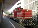 Moritz 81 der Bahn der Stadt Monheim rangiert in Dsseldorf Hbf mit Autowaggons

25.07.07,Dsseldorf