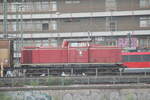 Die V 100 der Emsländischen Eisenbahn GmbH durchfährt mit einem Güterzug den Oldenburger Hauptbahnhof in Richtung Emsland.