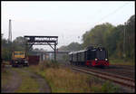 Am 13.10.2007 stand bei Eisenbahntradition eine Sonderfahrt zum Stahlwerk in Georgsmarienhütte auf dem Programm. Um 8.45 Uhr kommt hier der kurze Sonderzug mit V 36412 durch den Bahnhof Natrup Hagen.