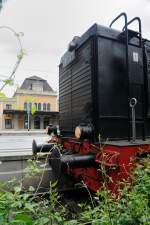 In Szene gesetzt: V 36 127, gebaut 1939, vor der Silhouette des Bhf Neustadt/Weinstrasse, von der Bahnsteigseite gesehen.