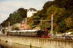 Der Museumszug des Eisenbahnmuseums Bochum-Dahlhausen pendelt mit V 36 204 und V 36 231 anllich der Fahrzeugschau  150 Jahre deutsche Eisenbahn  vom 3. bis 13. Oktober 1985 zwischen dem Ausstellungsgelnde und Hattingen durchs Ruhrtal.