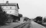 Der Nostalgiezug des Bayerischen Eisenbahnmuseums hlt am 29.7.90 auf dem Weg nach Nrdlingen in Oettingen. Das Empfangsgebude entspricht dem von Wassertrdingen.